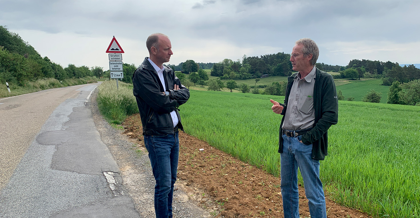 Dr. Timm Kern (MdL) und Talheims Ortsvorsteher Anton Ade bei der Begehung der L 356