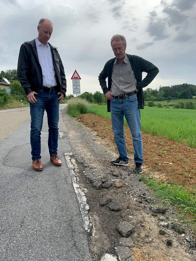 Dr. Timm Kern (MdL) und Talheims Ortsvorsteher Anton Ade bei der Begehung der L 356