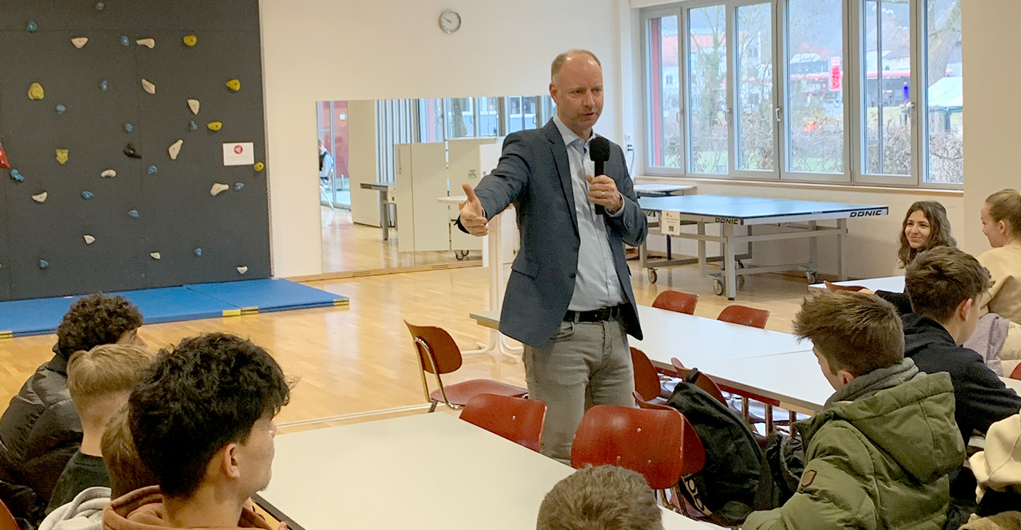 Dr. Timm Kern (FDP) im Austausch mit Schülerinnen und Schülern des Martin-Gerbert-Gymnasiums in Horb