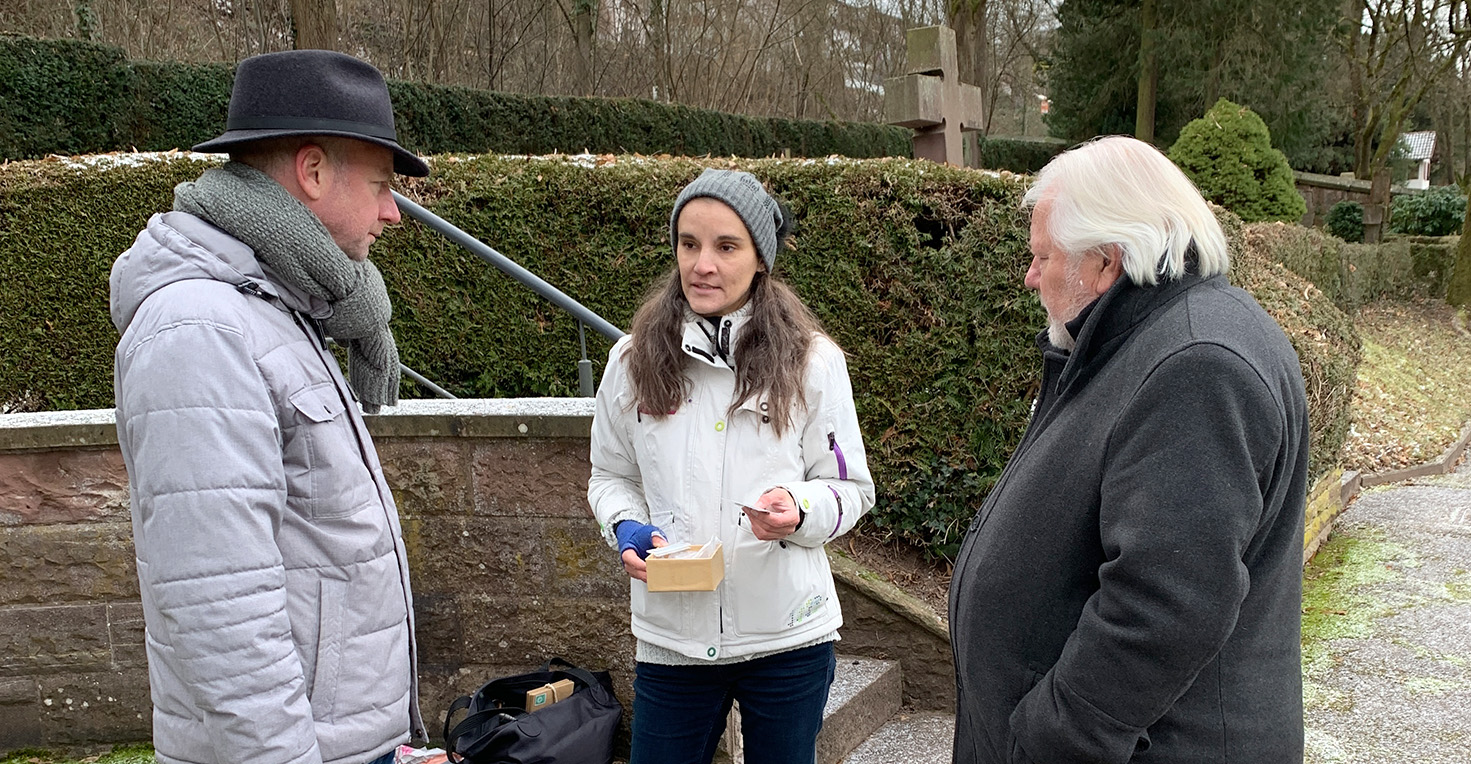 Dr. Timm Kern und Herbert Müller im Austausch mit Eva Masurowski (Bildungsreferentin Volksbund Kriegsgräberfürsorge)