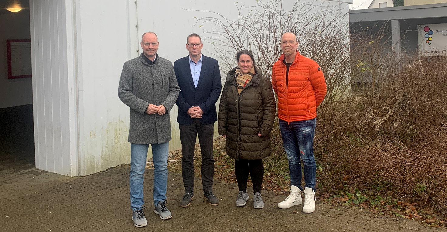 Dr. Timm Kern, Andreas Bosch (Schulleiter), Rebecca Hummel (Amtsleiterin Bildung, Soziales und Ordnungsamt) und Dr. Dietmar Leichtle (Lehrer)