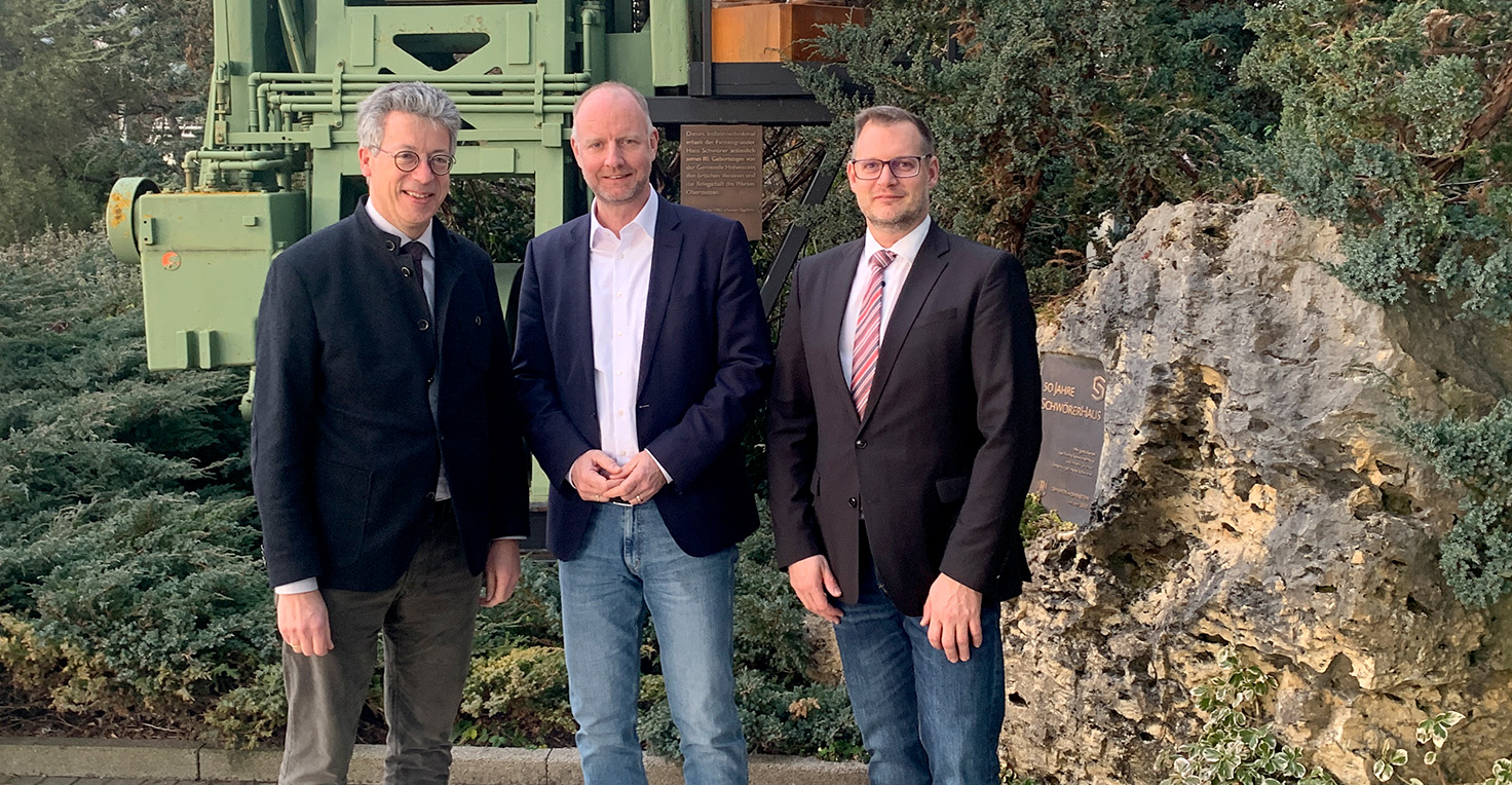 Johannes Schwörer (Geschäftsführer), Dr. Timm Kern und Jochen Renner (Werksleiter)