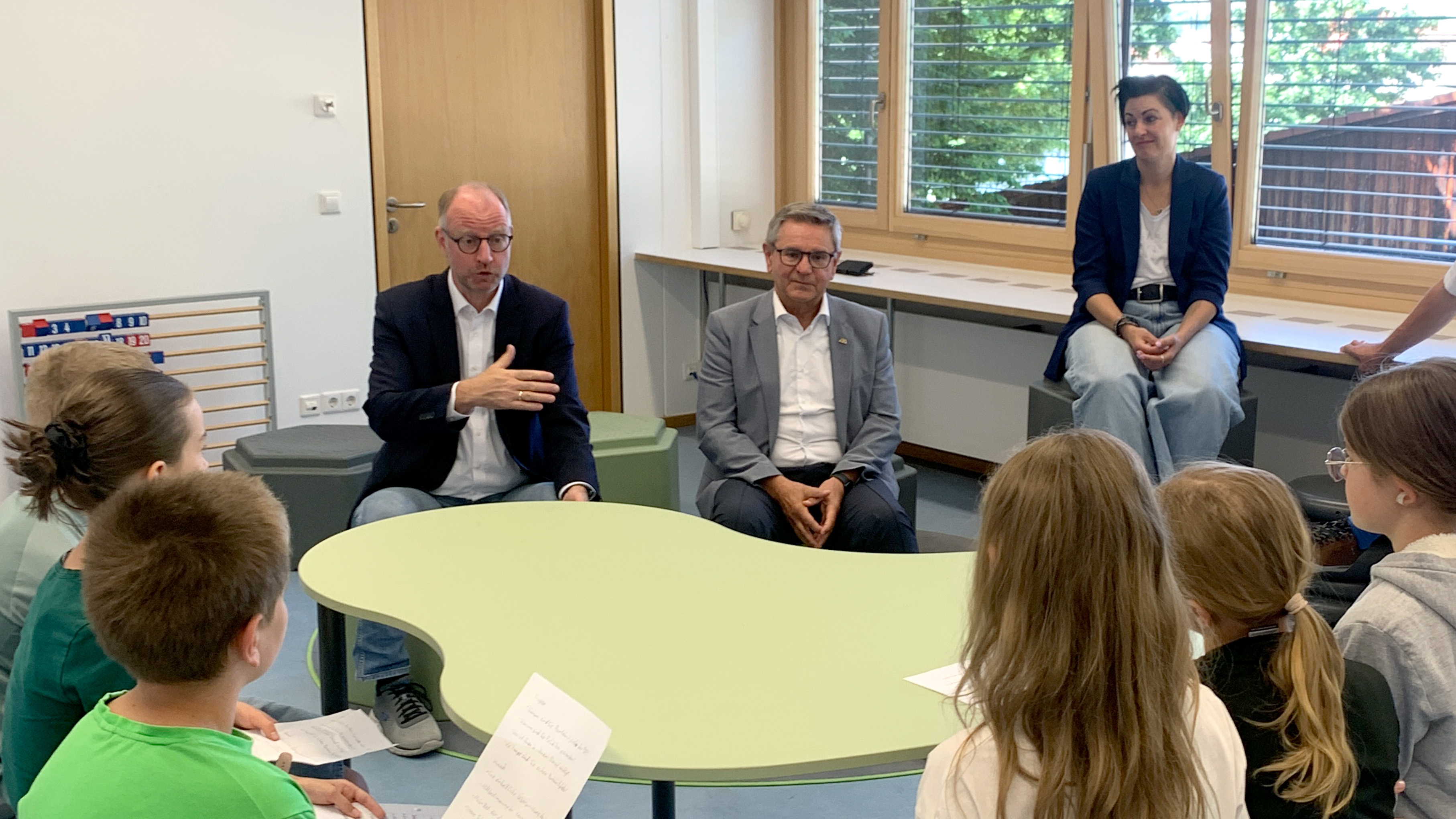 Timm Kern und Rudi Fischer im Austausch mit Schülerinnen und Schülern (Grundschule Hülben)