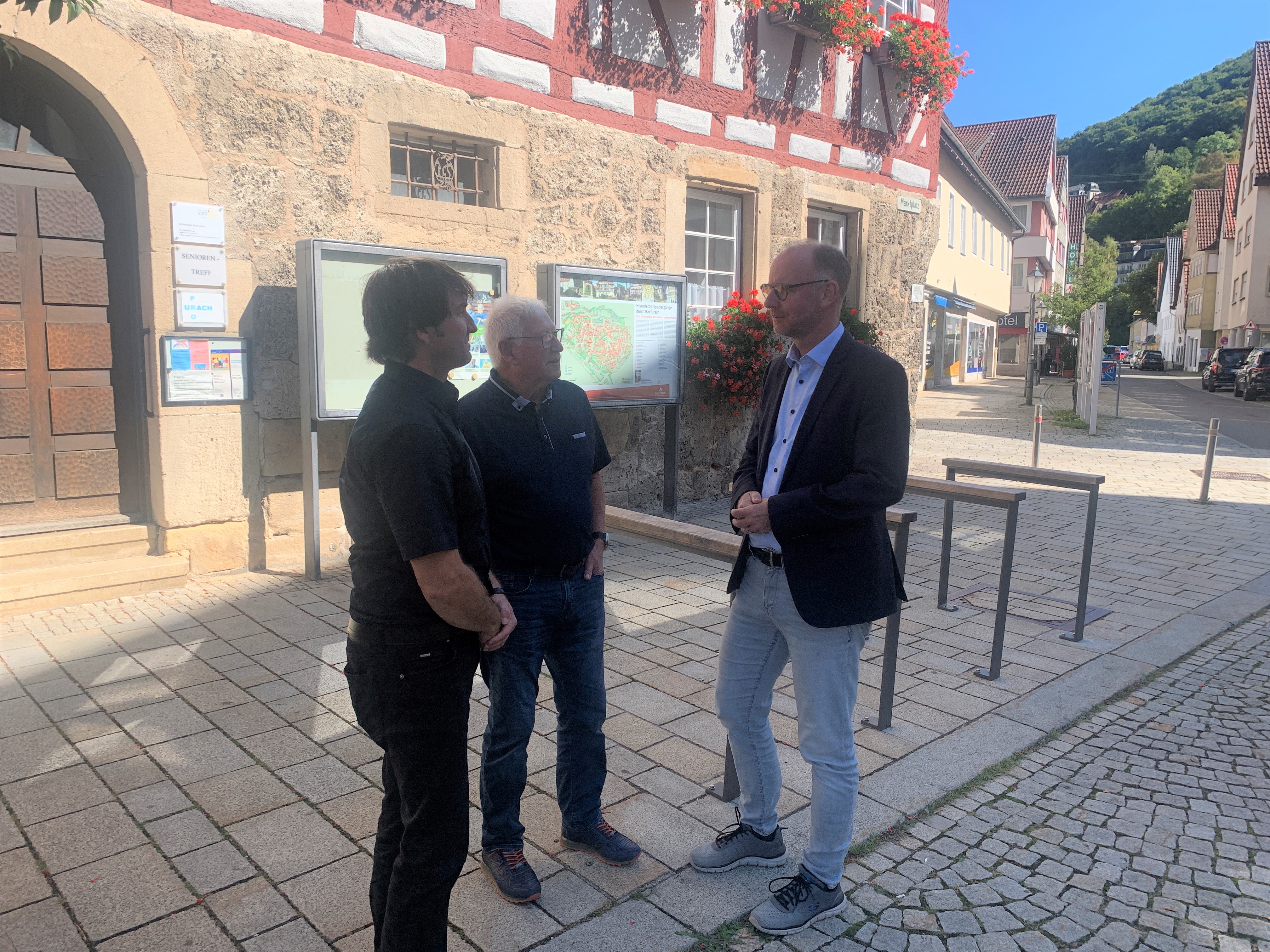 Martin Hikel, Walter Stärk und Dr. Timm Kern diskutieren vor der VHS in Bad Urach
