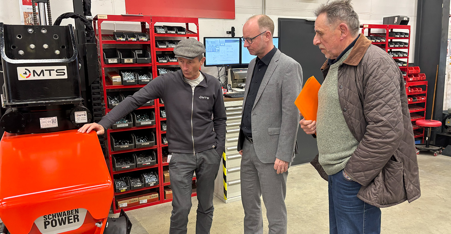 Rainer Schrode, MdL Dr. Timm Kern und Walter Vatter (FDP Bad Urach) bei der Besichtigung