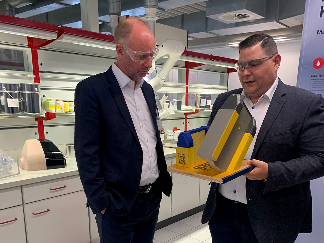 Timm Kern und Chemieexperte Alexander Ege im Gespräch