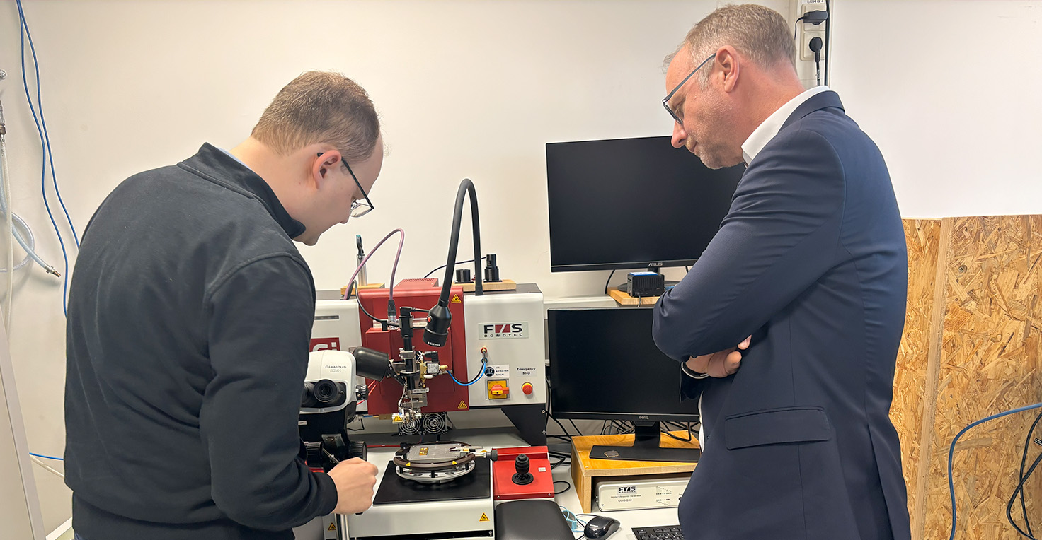 Timm Kern bei der Fertigung eines Mikrochips