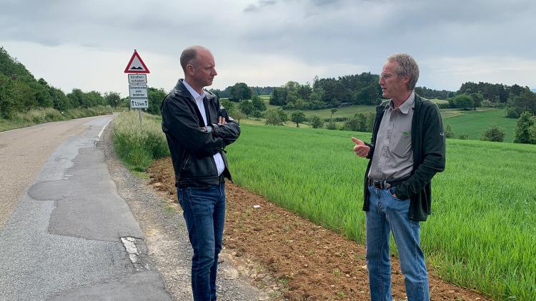 Dr. Timm Kern (MdL) und Talheims Ortsvorsteher Anton Ade bei der Begehung der L 356