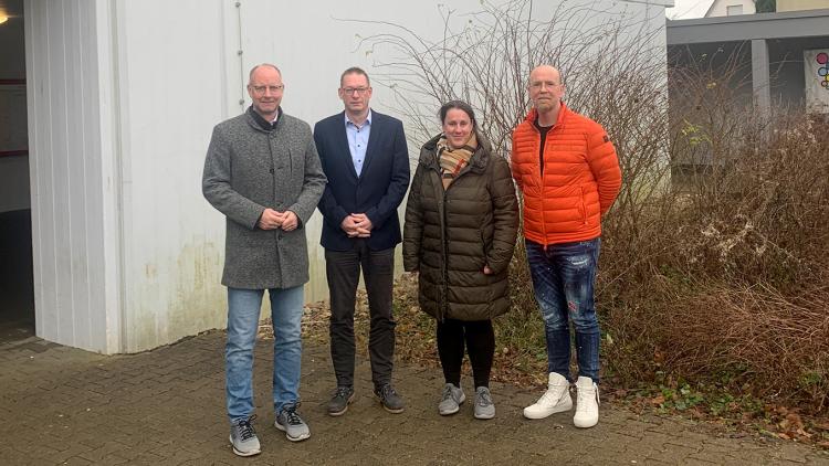 Dr. Timm Kern, Andreas Bosch (Schulleiter), Rebecca Hummel (Amtsleiterin Bildung, Soziales und Ordnungsamt) und Dr. Dietmar Leichtle (Lehrer)
